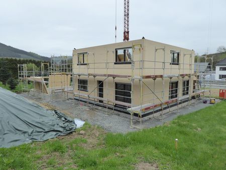 gerichtetes Holzhaus mit Putzträgerplatten