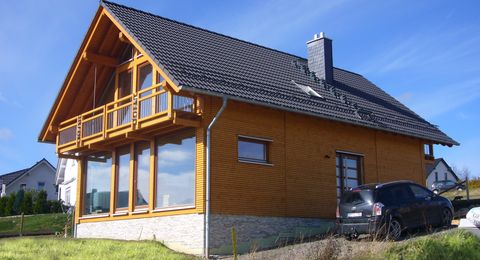 Einfamilienhaus mit Glasgiebel und Holzfassade