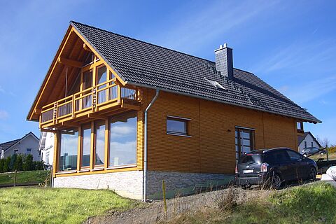 Einfamilienhaus mit Glasgiebel und Holzfassade