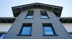 Holzfassade am Giebel vom neugebauten Einfamilienhaus