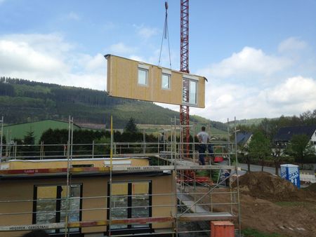 Montage von Holzrahmenbauwänden im Erdgeschosses