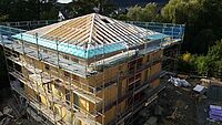Montage des Dachstuhles beim Mehrfamilienhaus in Holzbauweise