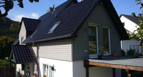 Anbau mit Holzfassade und Satteldach