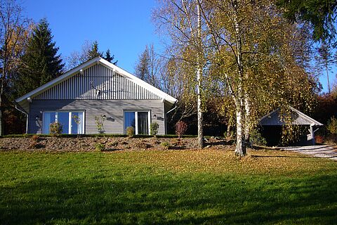 Ferienhaus in Holzrahmenbauweise im Spätsommer