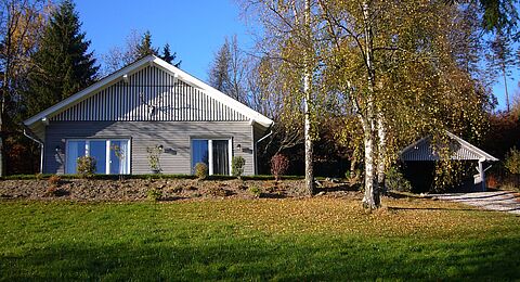 Ferienhaus in Holzrahmenbauweise im Spätsommer