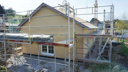 montiertes Holzhaus mit Putzträgerplatten für Putzfassade