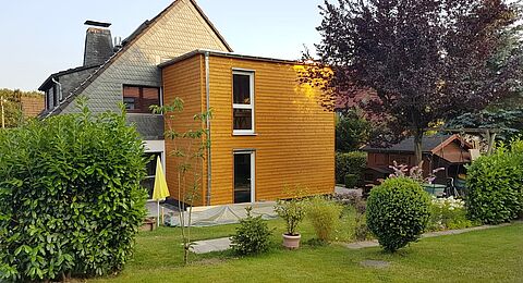 Anbau an ein Wohnhaus mit Holzfassade