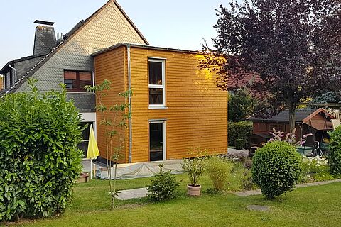 Anbau an ein Wohnhaus mit Holzfassade