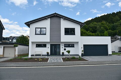 Einfamilienhaus in Holzbauweise mit Putzfassade und Holzfassade