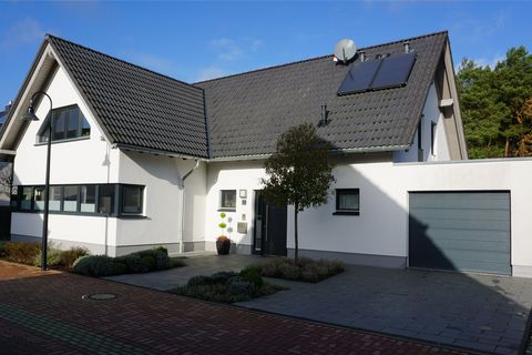 Einfamilienholzhaus mit Garage von außen