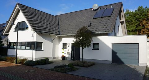 Einfamilienholzhaus mit Garage von außen