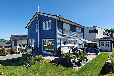 Einfamilienhaus mit friesenblauer Holzfassade