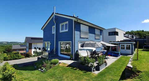 Einfamilienhaus mit friesenblauer Holzfassade