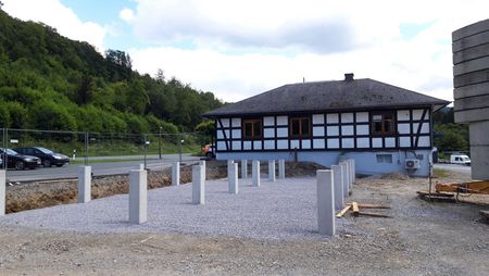 fertige Betonstützen für den Anbau des Bürogebäudes