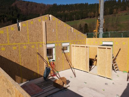 Holzrahmenbauwände der Aufstockung beim Montieren