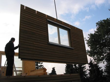 Holzbauwand an Kran bei Montage