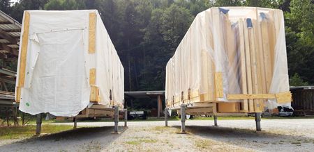 Zum Transport an die Baustelle werden die vorgefertigten Wandelemente auf LKW-Pritschen verladen