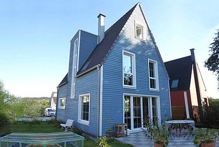 friesenblaues Holzhaus mit Garten