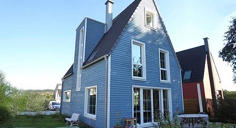 friesenblaues Holzhaus mit Garten