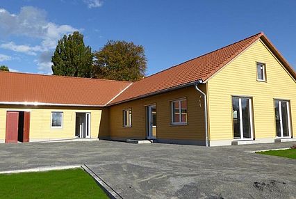 Betriebsgebäude mit Holzfassade in Morschen