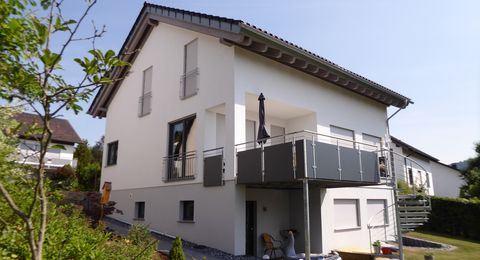 Holzrahmenbauhaus mit Putzfassade und Balkon