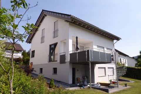 Holzrahmenbauhaus mit Putzfassade und Balkon