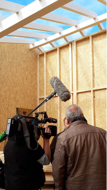 Drehaufnahmen des WDR beim Bau eines Mehrfamilienhauses in Holzbauweise