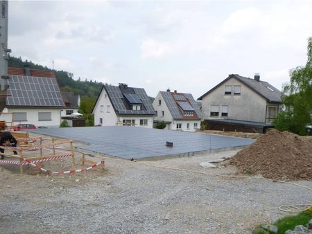 Bodenplatte vor der Montage eines Einfamilienholzhauses