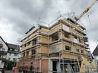 Bautenstand Montage eines Mehrfamilienhauses in Holzbauweise
