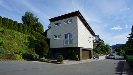 Hausanbau aus Holz auf einer bestehenden Garage