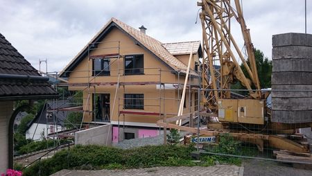 Einfamilienholzhaus beim Richten