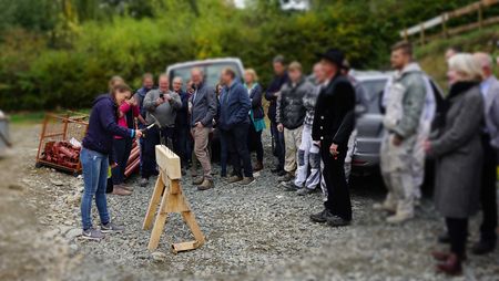 Tradition beim Richtfest: Die Bauherren schlagen den letzten Nagel ein. 