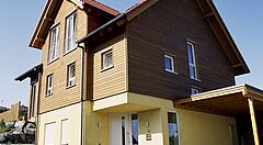 fertiges Holzhaus mit Holzfassade