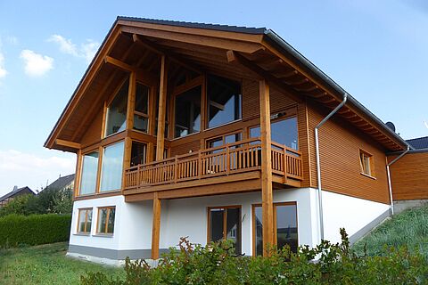 Neubau Holzhaus mit Balkonkonstruktion