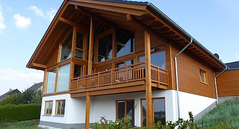 Neubau Holzhaus mit Balkonkonstruktion