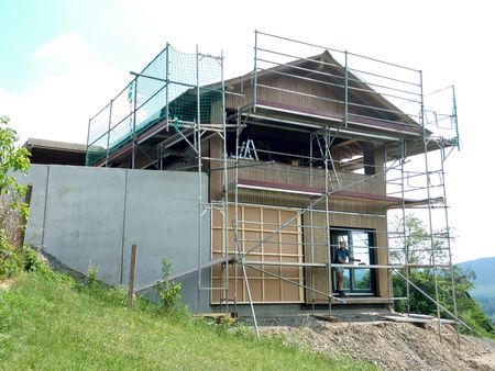 Bautenstand beim Richten eines Wohnhauses in Holzbauweise