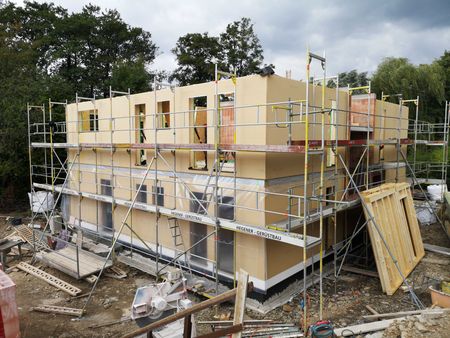 Montage des ersten Obergeschosses beim Mehrfamilienhaus in Holzbauweise