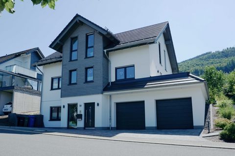 Einfamilienhaus mit Mischfassade aus Holz und Putz