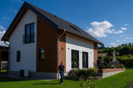 Außenansicht des modernen Einfamilienhauses mit Holzfassade und Terrasse – Haus Lichtenau