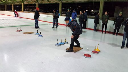 Teamspirit beim Eisstockschießen auf der Weihnachtsfeier von Wiese und Heckmann 