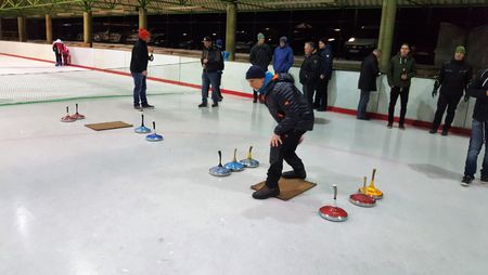 Teamspirit beim Eisstockschießen auf der Weihnachtsfeier von Wiese und Heckmann 