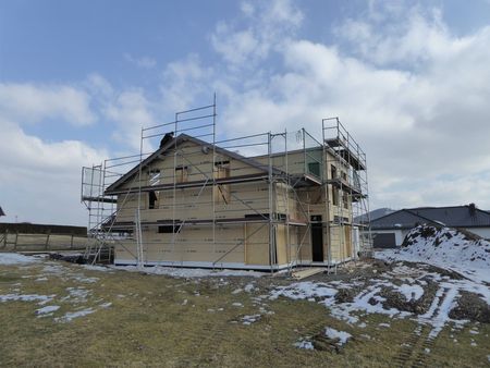 Montage eines Neubaus: Einfamilienhaus in Holzrahmenbauweise