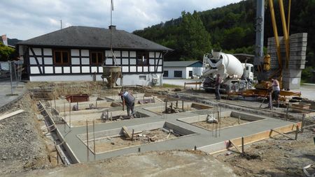 Betonarbeiten und Streifenfundamente für den Büroanbau