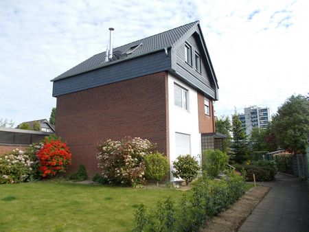 Aufstockung in Holzbauweise mit Satteldach für ein Reihenendhaus