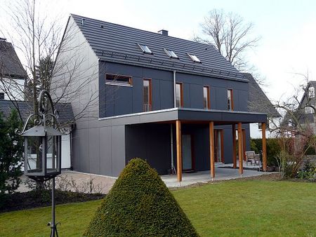 Individuelles Holzhaus mit Plattenfassade von Wiese & Heckmann