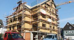 Montage eines mehrgeschossigen Mehrfamilienhauses in Holzbauweise