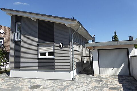 Anbau an Wohnhaus mit Holzfassade