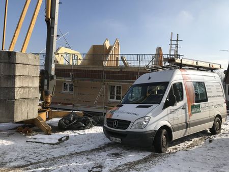 Montage eines Holzhauses im Winter - trotz Kälte