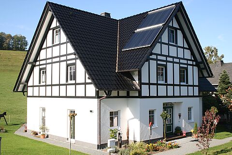 Holzhaus mit Fachwerk von außen