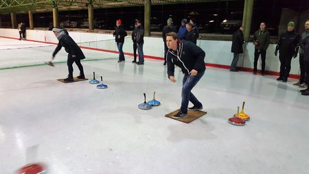 Eisstockschießen im Zuge der Weihnachtsfeier von Wiese und Heckmann Holzbau